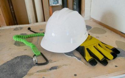 Katero osebno varovalno opremo mora delavec uporabljati pri delu?